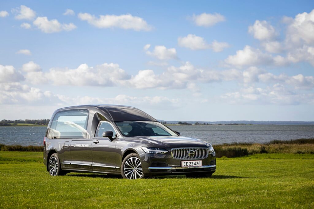 09.22.2025 - Houkjær Rustvogne -Volvo T6 Recharge - Platinium Grey (Large)