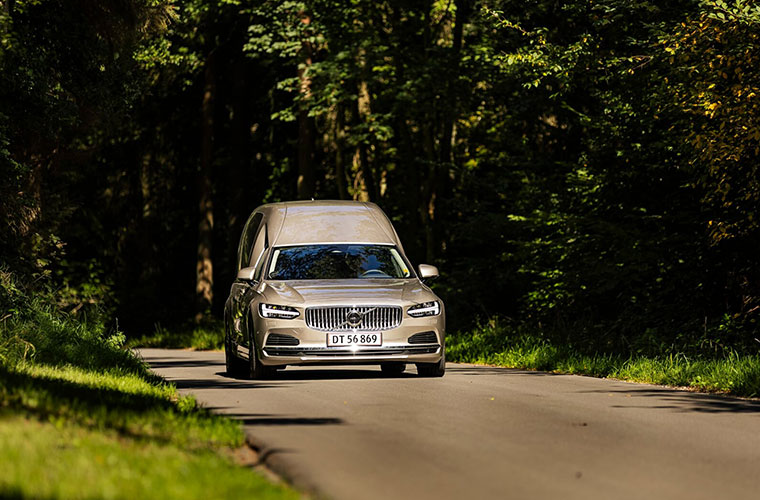 Rustvogn fra Bedemand Houkjær Begravelse kører på landevej