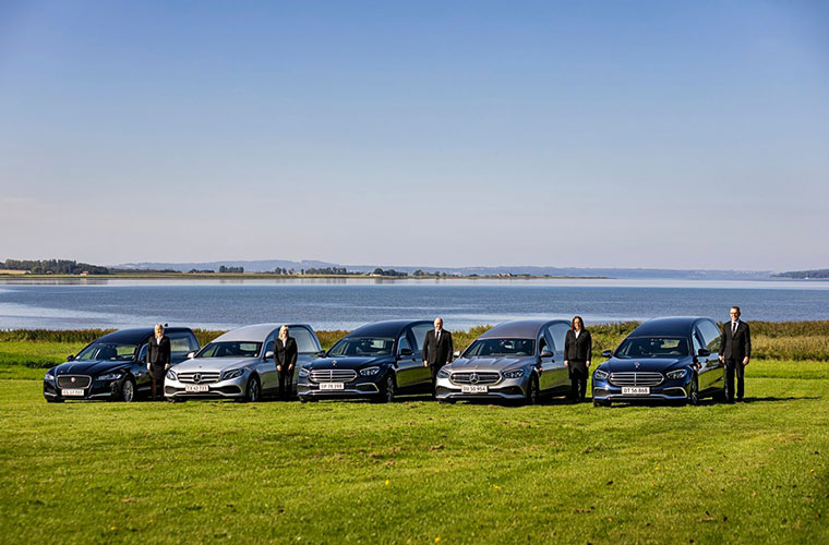 Bedemænd fra Houkjær Begravelse på linje på en mark ved deres rustvogne