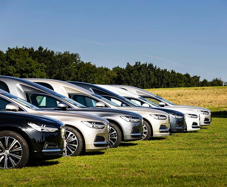 Rustvogne på linje på en mark